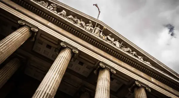 Klasyczny budynek sądu z kolumnami. Wkrótce odpis wyroku rozwodowego online będzie dostępny.