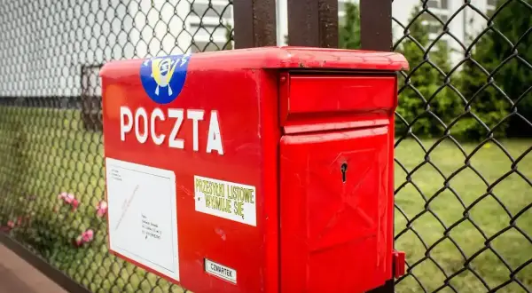 Czerwona skrzynka pocztowa, symbol tajemnicy korespondencji, czeka na listy.