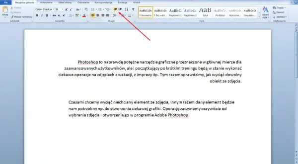 Jak zrobić akapit w Wordzie? Wskazówka z czerwonej strzałki pokazuje opcje formatowania akapitu.