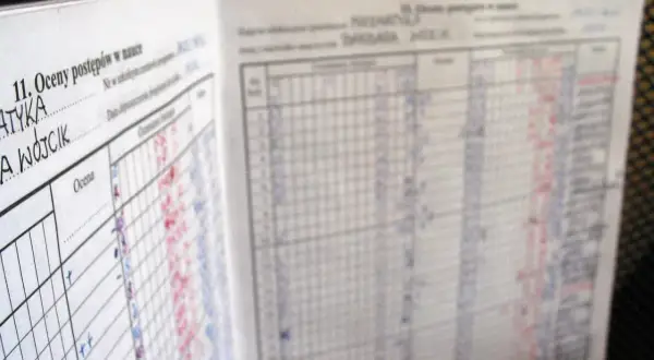 Dziennik lekcyjny z ocenami. Widać przedmiot "Matematyka" i nazwisko ucznia. Czy ocena "dostateczny" to wystarczająca ocena?