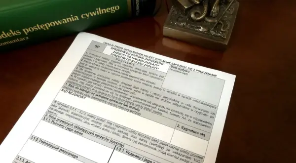 Formularz sprzeciwu od nakazu zapłaty, obok Kodeksu postępowania cywilnego.