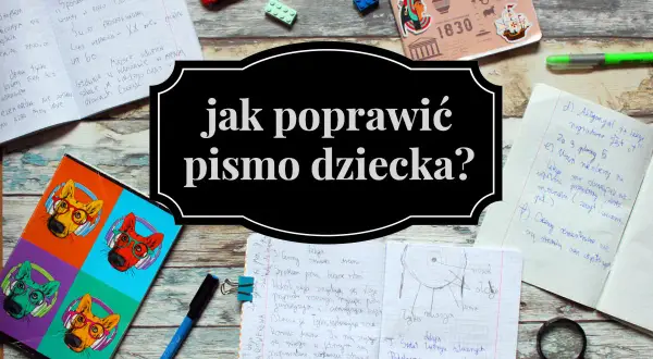 Zeszyty, długopisy i lupa sugerują naukę, być może pomoc w walce z dysgrafią. Jak poprawić pismo dziecka?