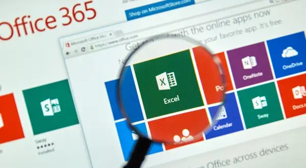 Kurs Excel online: lupa powiększa ikonę Excela na stronie Office 365, pokazując możliwości nauki.