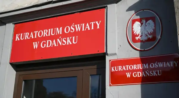 Tablice "Kuratorium Oświaty w Gdańsku" i godło Polski. Chcesz wiedzieć, jak napisać pismo do kuratorium oświaty?
