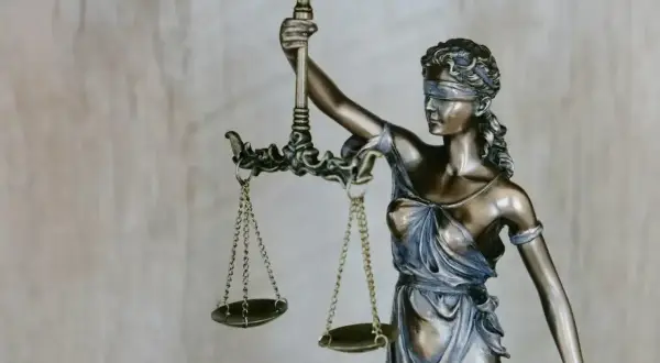Figurka Temidy z wagą. Zastanawiasz się, ile bierze adwokat za reprezentowanie w sądzie?