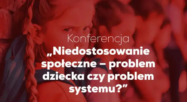 Konferencja o niedostosowaniu społecznym. Dziecko z boku, w tle inne dzieci.