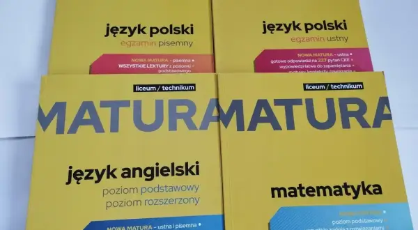 Zestaw podręczników do przygotowania do matury ustnej z języka polskiego, angielskiego i matematyki.