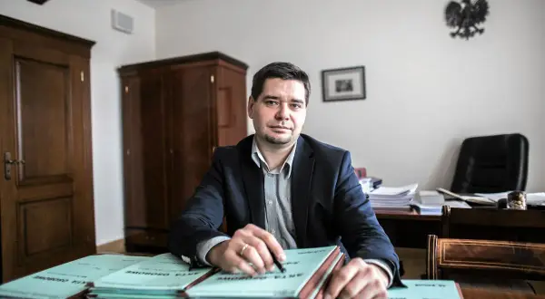 Czy adwokat niewykonujący zawodu może chodzić do sądu? Sprawdź prawdę