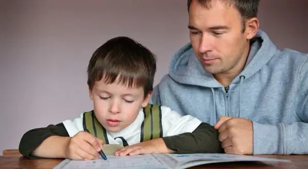 Ile dostaje rodzic za nauczanie domowe? Prawda o finansowaniu edukacji