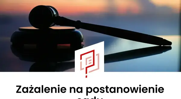 Młotek sędziowski na tle zachodzącego słońca. Tekst: Zażalenie na postanowienie sądu.