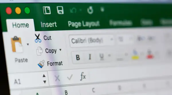 Ekran Excel z opcjami "Home", "Insert", "Cut", "Copy", "Paste" i "Format". Widoczne są ikony i przyciski do edycji tekstu, ułatwiające blokowanie komórek Excel.