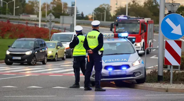 Policjanci zatrzymali kierowcę podejrzanego o jazdę pod wpływem. Na miejscu radiowóz i wóz strażacki.