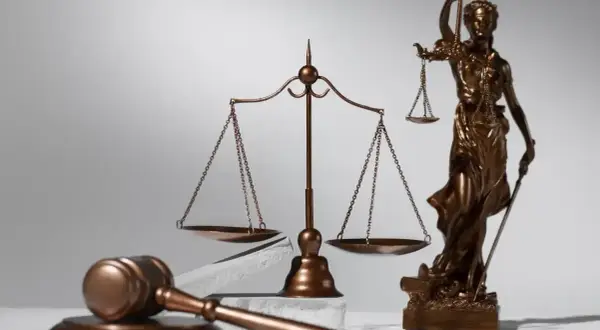 Młotek sędziowski, waga sprawiedliwości i postać Temidy – symbole, które zna każdy mecenas.