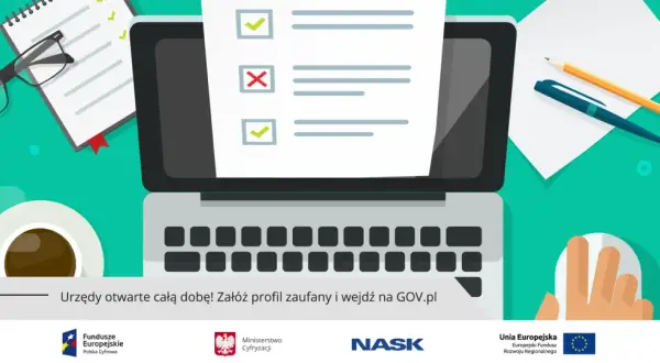 Biurko z laptopem, notatnikiem, okularami i kawą. Cyfrowa administracja publiczna ułatwia załatwianie spraw.