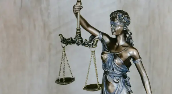 Kto tańszy adwokat czy radca prawny? Porównanie kosztów usług