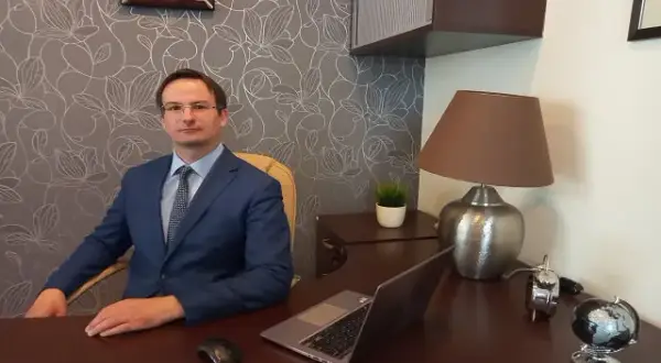 Czym się zajmuje adwokat? Kluczowe obowiązki i pomoc prawna