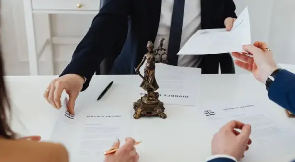 Czym się różni prawnik od adwokata? Kluczowe różnice i uprawnienia