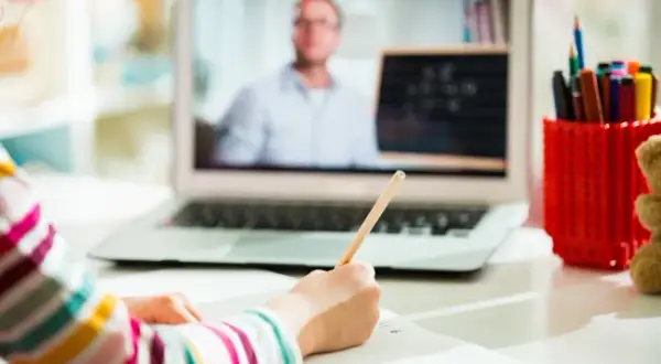Za ile zdalne nauczanie? Sprawdź, jak długo trwają lekcje online