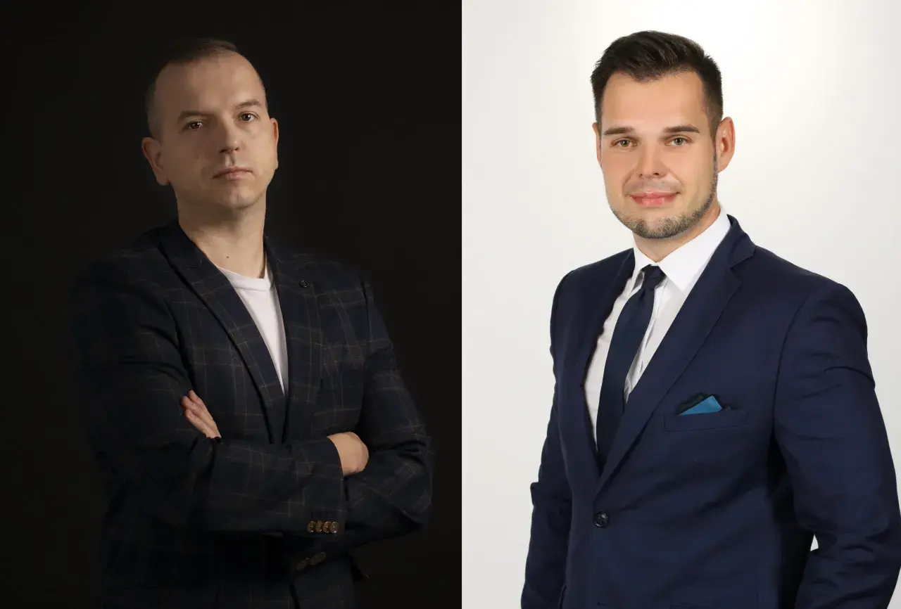Dwaj mężczyźni w garniturach, jeden na ciemnym tle, drugi na jasnym.