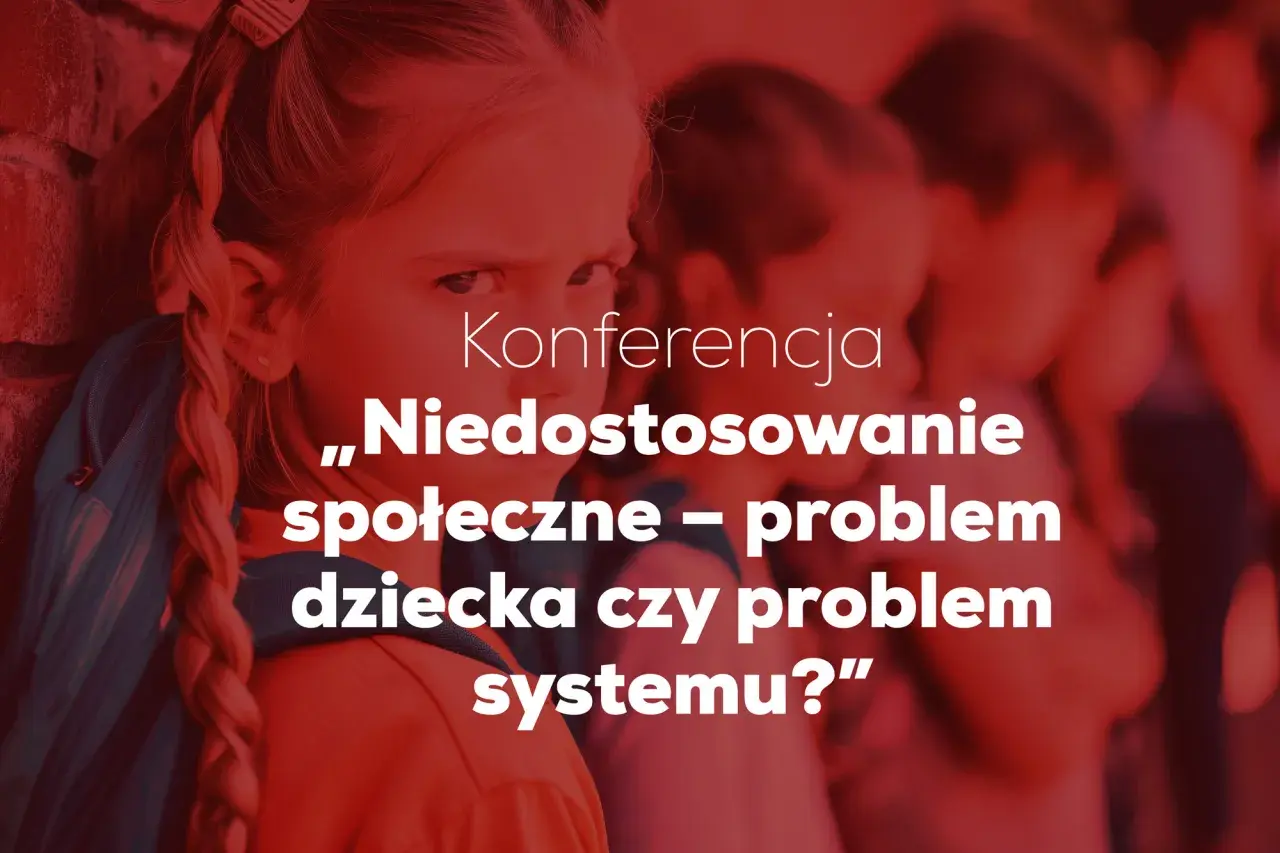 Konferencja o niedostosowaniu społecznym. Dziecko z boku, w tle inne dzieci.
