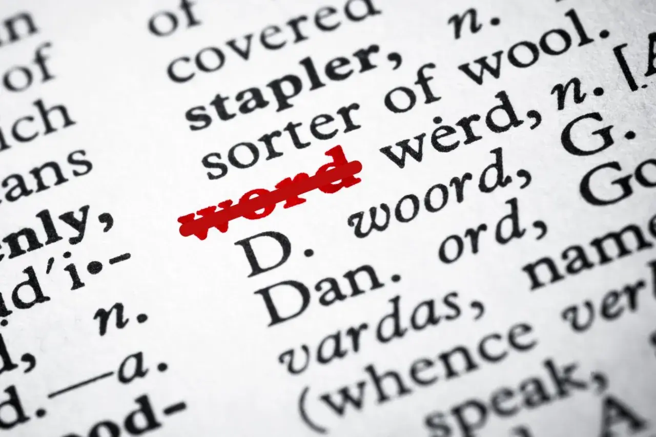 Przekreślenie tekstu skrót "word" na stronie słownika.