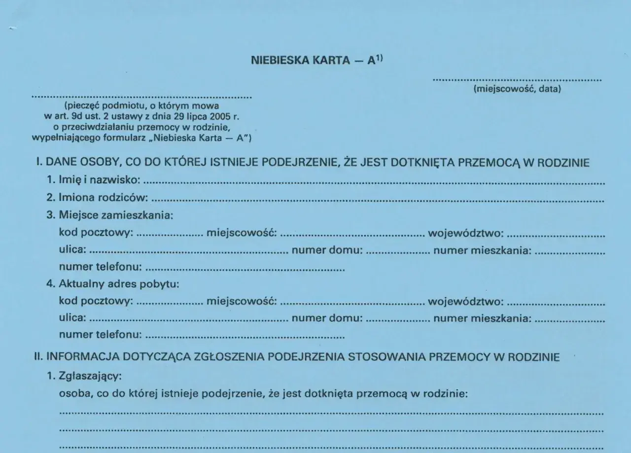 Formularz Niebieska Karta - A, służący do zgłaszania podejrzenia przemocy w rodzinie. Dokument zawiera dane osoby, wobec której istnieje podejrzenie, że jest dotknięta przemocą w rodzinie, oraz informacje o zgłaszającym.