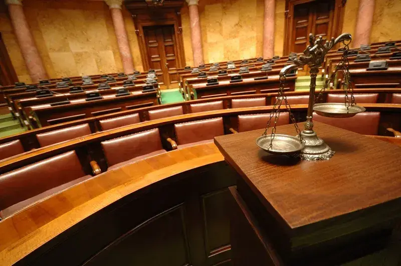 Wyłączenie jawności rozprawy – co to znaczy i jakie ma skutki?