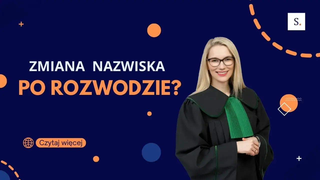 Prawniczka w todze z zielonym żabotem uśmiecha się, obok napis