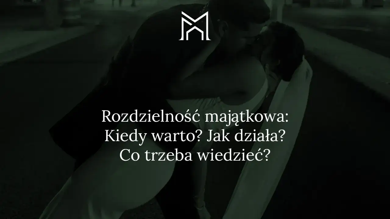 Para całuje się, a na ekranie widnieje tekst o intercyzie po ślubie.