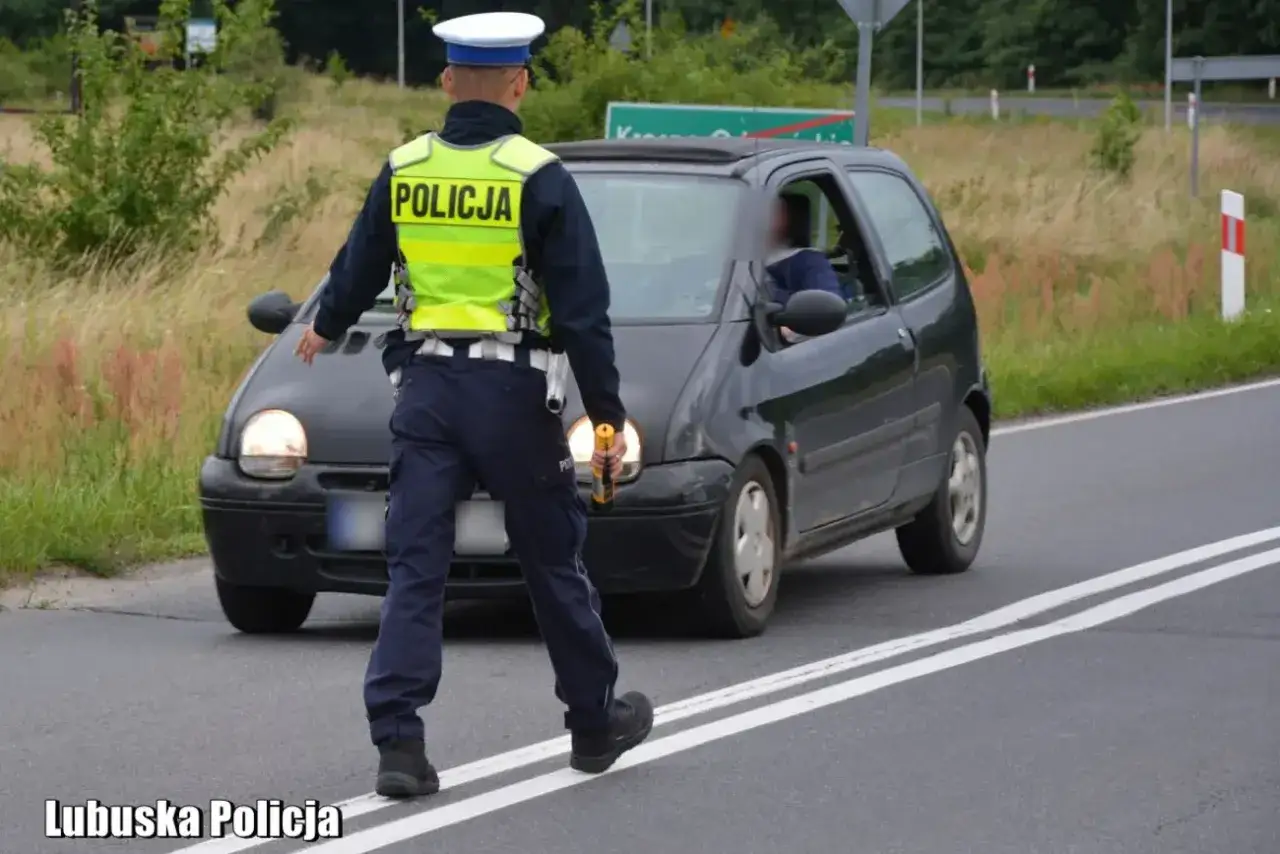 Policjant zatrzymuje samochód, by sprawdzić, czy kierowca nie popełnia wykroczenia, jakim jest jazda pod wpływem alkoholu.