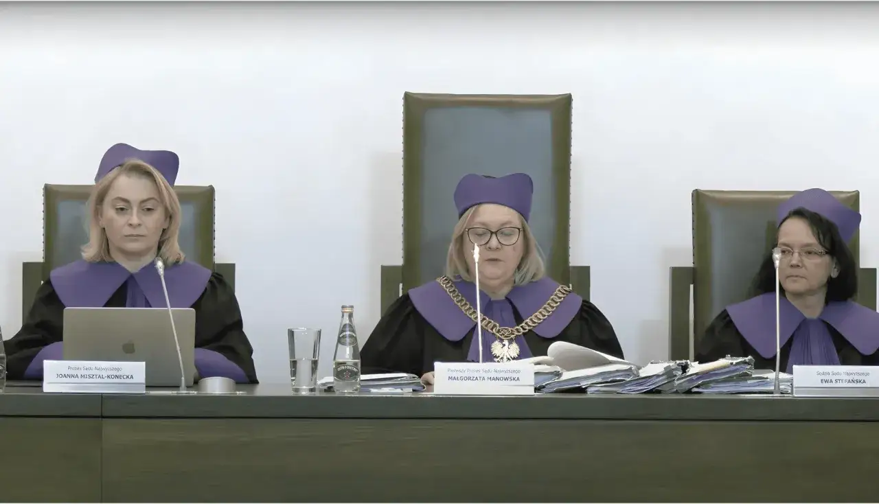 Trzy sędzie w togach obradują nad sprawą, która może wpłynąć na losy ustawy frankowej.
