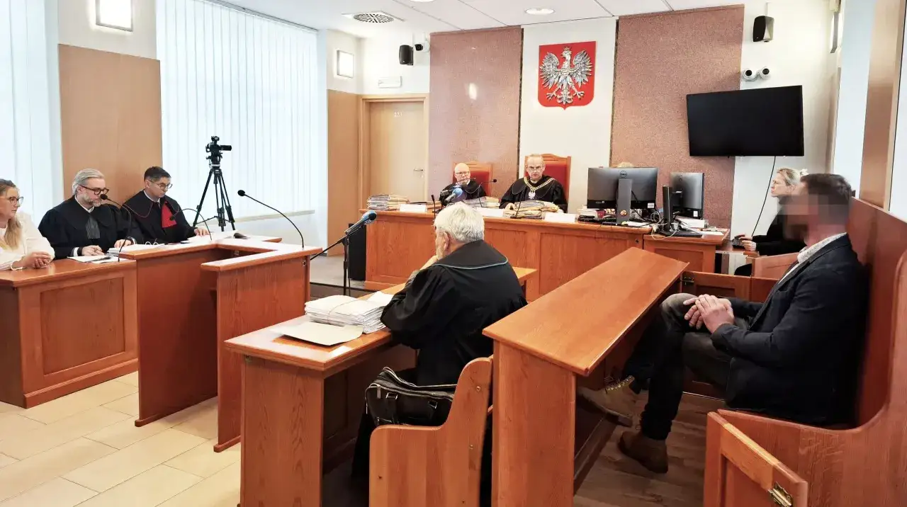 Sąd rozpatruje sprawę, sędziowie w togach pochylają się nad dokumentami. Może to być moment wydania wyroku łącznego.