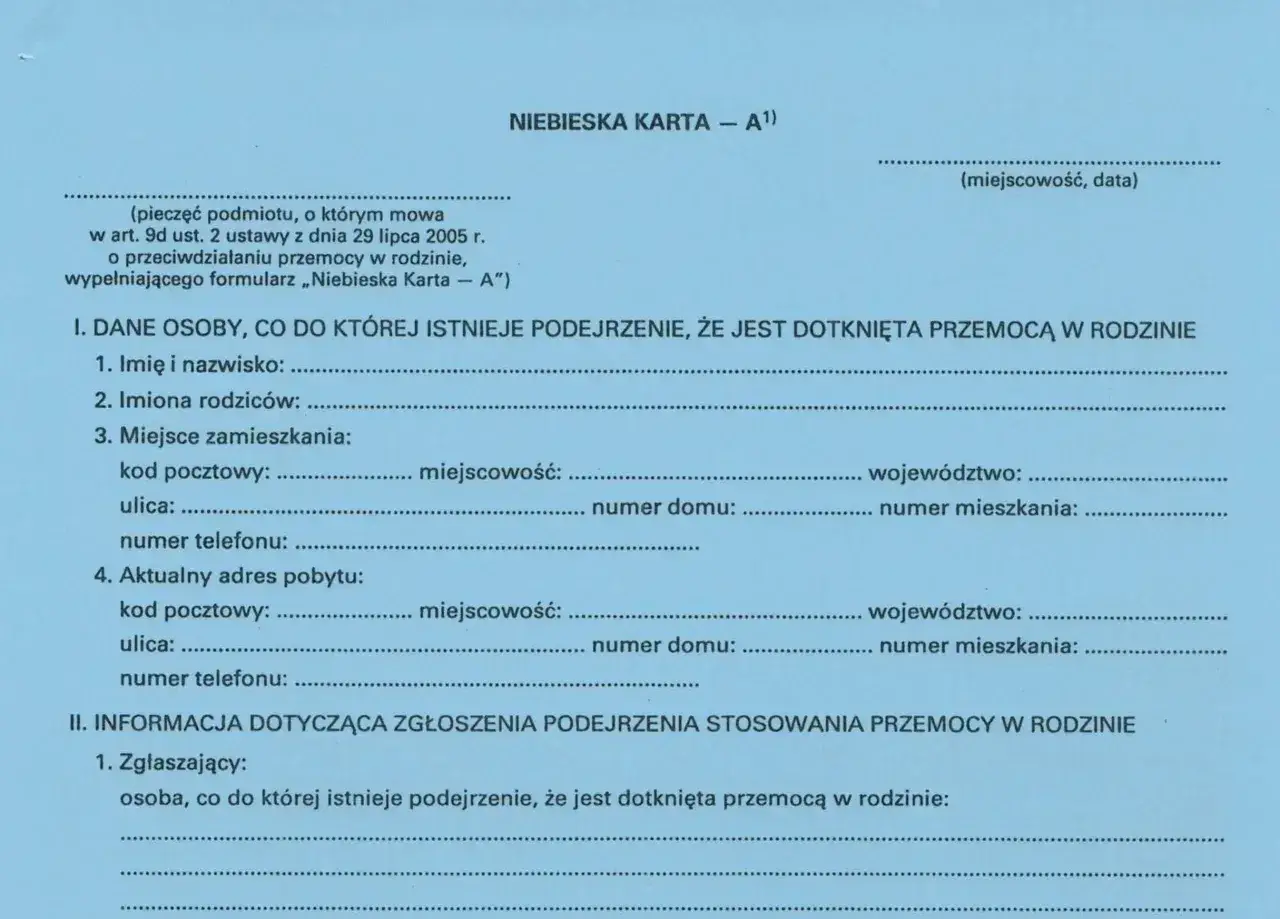 Formularz Niebieska Karta - A, służący do zgłaszania podejrzenia przemocy w rodzinie. Zawiera dane osoby dotkniętej przemocą i zgłaszającego, a także informacje o konsekwencjach prawnych.