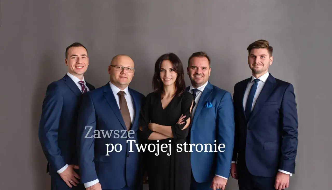 Pięć osób w garniturach i sukience na szarym tle. Napis 