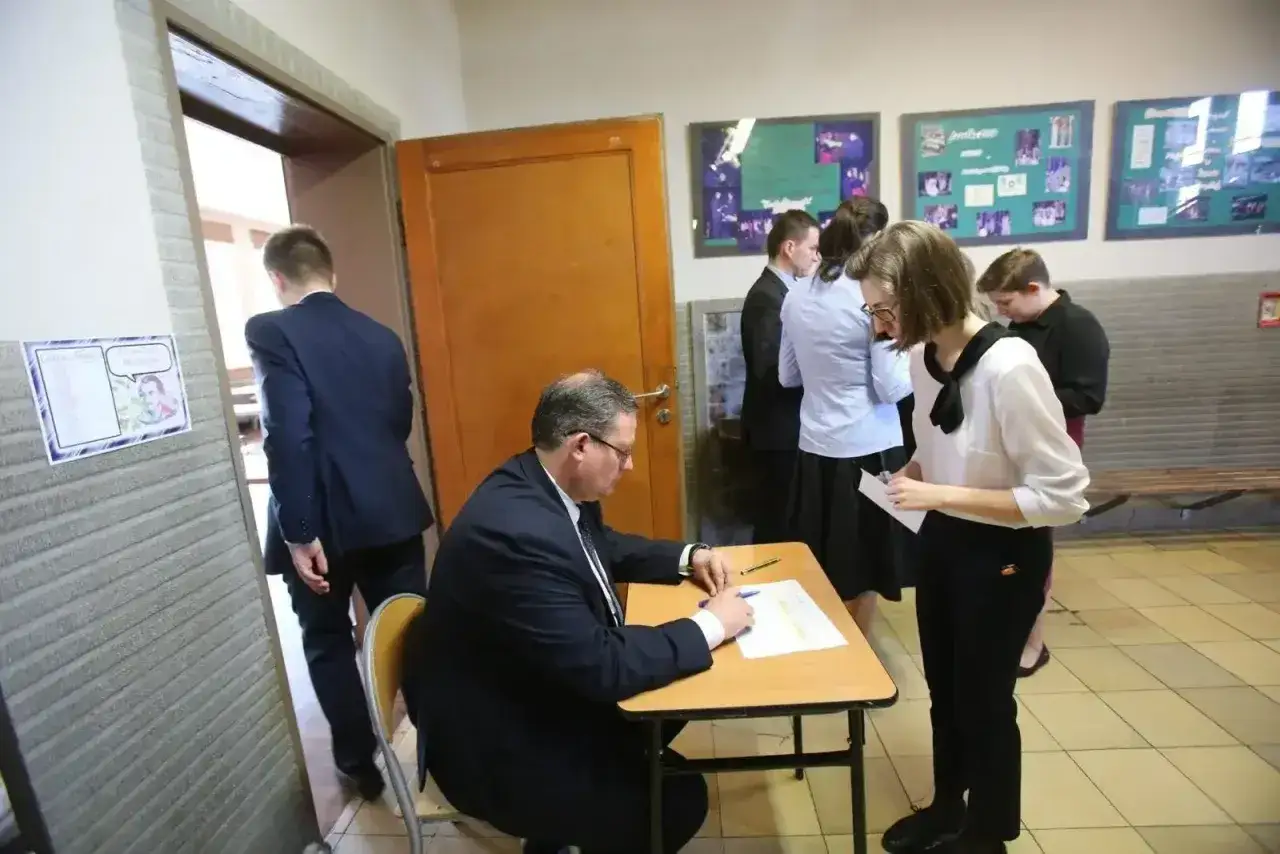 Napięcie przed matury ustne. Uczniowie czekają na swoją kolej, podczas gdy egzaminatorzy przygotowują dokumenty.