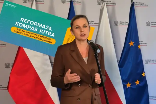 Kobieta przemawia na tle flag Polski i UE. Grafika informuje o konsultacjach publicznych w ramach "Reforma26. Kompas Jutra", inicjatywy Komisji Edukacji Narodowej.
