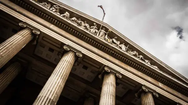 Klasyczny budynek sądu z kolumnami. Wkrótce odpis wyroku rozwodowego online będzie dostępny.