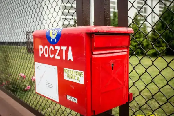 Czerwona skrzynka pocztowa, symbol tajemnicy korespondencji, czeka na listy.