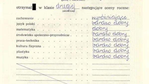 Szkoła ocenia uczniów. W drugiej klasie uczeń otrzymał oceny: zachowanie - wyróżniające, język polski - bardzo dobry, matematyka - dobry, reszta przedmiotów - bardzo dobry.