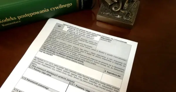 Formularz sprzeciwu od nakazu zapłaty, obok Kodeksu postępowania cywilnego.
