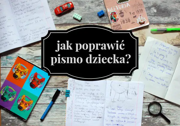 Zeszyty, długopisy i lupa sugerują naukę, być może pomoc w walce z dysgrafią. Jak poprawić pismo dziecka?