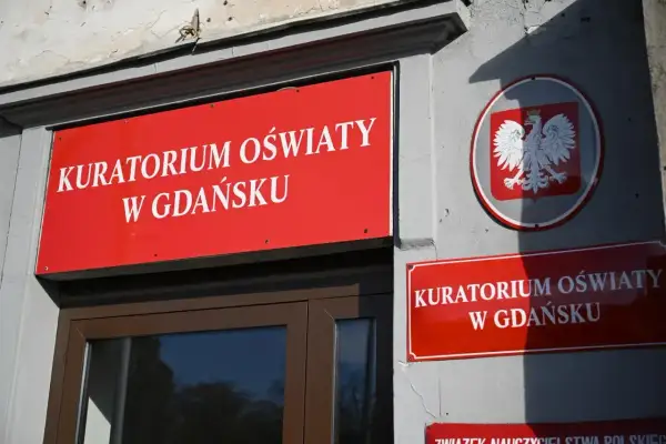 Tablice "Kuratorium Oświaty w Gdańsku" i godło Polski. Chcesz wiedzieć, jak napisać pismo do kuratorium oświaty?