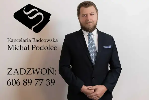Portret mężczyzny w garniturze, z logo kancelarii i numerem telefonu.