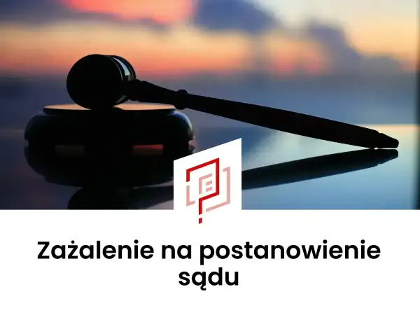 Młotek sędziowski na tle zachodzącego słońca. Tekst: Zażalenie na postanowienie sądu.