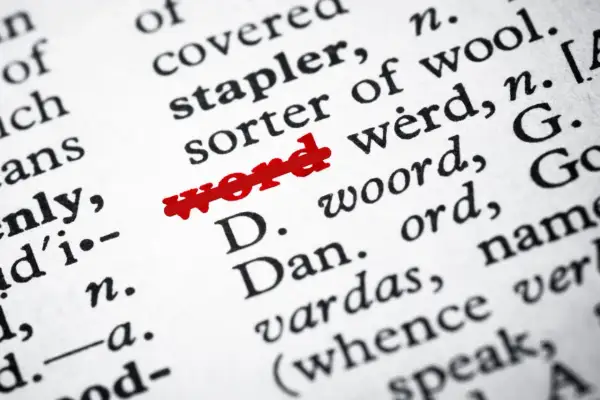 Przekreślenie tekstu skrót "word" na stronie słownika.