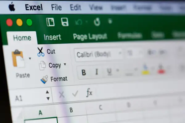 Ekran Excel z opcjami "Home", "Insert", "Cut", "Copy", "Paste" i "Format". Widoczne są ikony i przyciski do edycji tekstu, ułatwiające blokowanie komórek Excel.