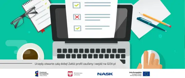 Biurko z laptopem, notatnikiem, okularami i kawą. Cyfrowa administracja publiczna ułatwia załatwianie spraw.