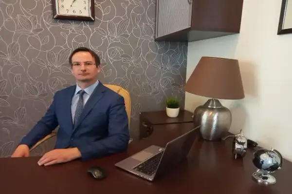 Czym się zajmuje adwokat? Kluczowe obowiązki i pomoc prawna