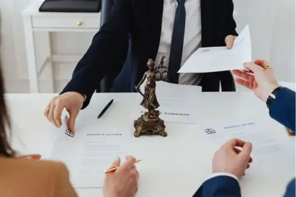 Czym się różni prawnik od adwokata? Kluczowe różnice i uprawnienia