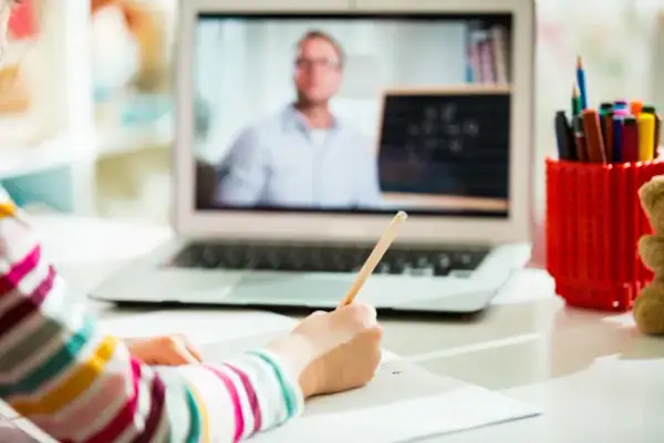 Za ile zdalne nauczanie? Sprawdź, jak długo trwają lekcje online